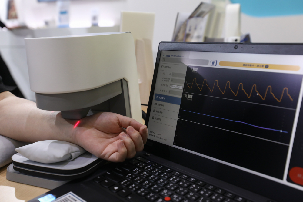 PG电子耘康脈象檢測系統透過電腦精準控制升降系統，還原中醫師三指把脈過程的舉、按、尋手法，將脈象感受轉化成數據，未來可結合大數據分析，實現智慧醫療及準確性